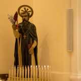 O ancora ecco la statua lignea di Sant'Antonio, la stessa contenuta nella chiesetta ubicata fino agli anni 90 sotto il Fortino. Quest�ultima � una scultura �mitica�: si dice che stata salvata dalla chiesa sommersa sull'isola di Monte Rosso 